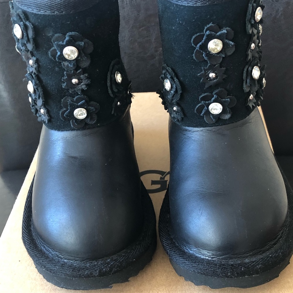 UGG Classic Short II Petals